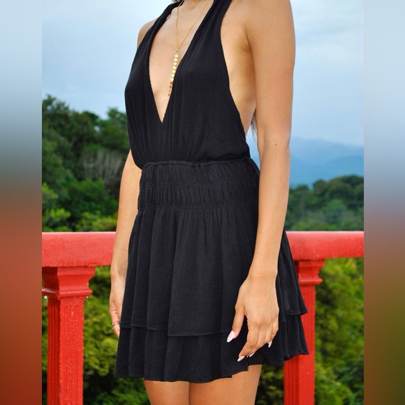 Elegant Black Sleeveless Dress - Picture 3 of 4